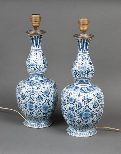 null DELFT
Deux vases balustres en faïence décor en camaïeu bleu de fleurs (montés...