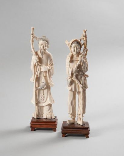 null Couple de pêcheurs
Deux personnages en ivoire sculpté, Japon
H. 26 cm.