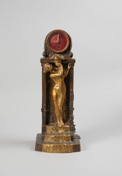 null Charles KORSCHANN (1872-1943) 
Pendule en bronze doré et patiné figurant une...