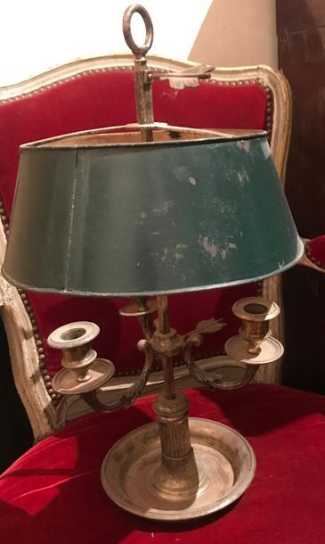 null Lampe bouillotte en bronze argenté à trois lumières.
Epoque Louis XVI.
H. 50...