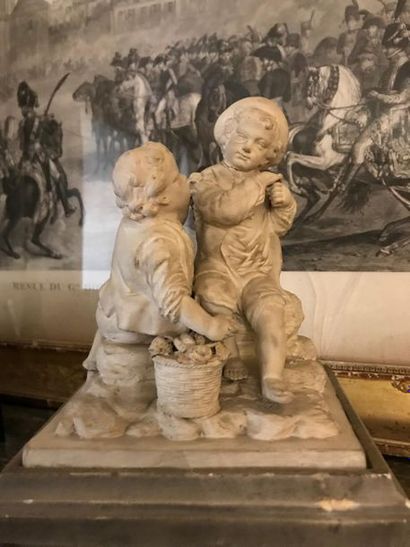 null Deux enfants assis avec un panier fleuri.
Terre de Lorraine
Début du XIXe siècle
Socle...