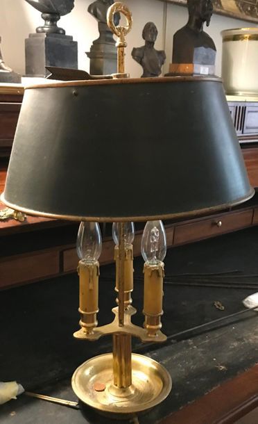 null Lampe bouillotte à trois lumières.
Style Empire.
H. 56,5 cm.