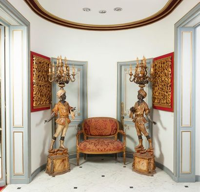 null Petit canapé en bois sculpté et doré 
Style Louis XVI.