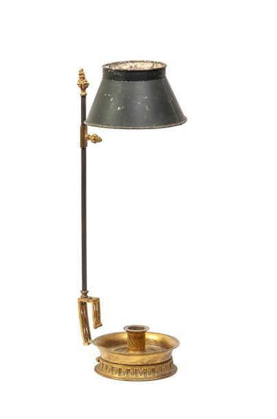 null Lampe liseuse en bronze doré et tôle peinte.
H. 45 cm.