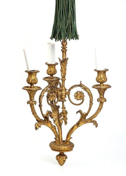 null Suspension en bronze doré et ciselé à trois bras de lumière.
Style Louis XV...