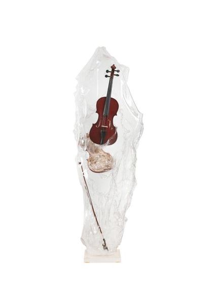 null Franck TORDJMANN (1958). 
Inclusion au violon et à l'archet. 
Sculpture en plexiglas,...