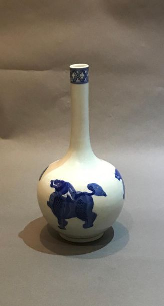 null Vase bouteille à long col en porcelaine, à décor en bleu sous couverte de 3...