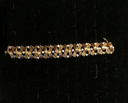 null Bracelet ruban articulé à motifs de fils torsadés en or 750 °/°° alternés de...