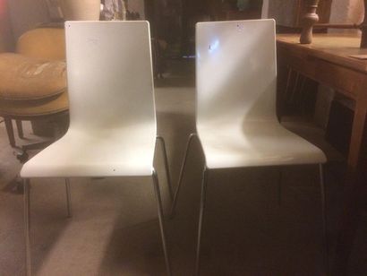 null Lot de deux chaises modernes laquée blanc.