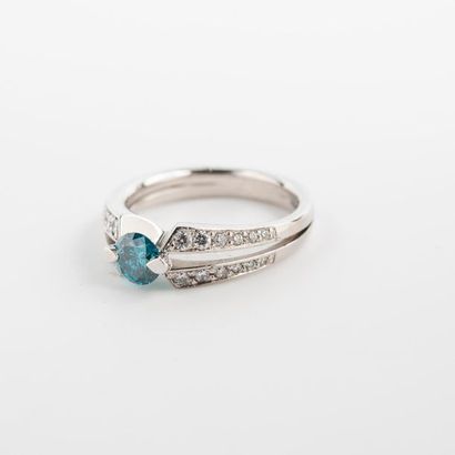 null Bague en or gris 750 °/°° sertie d'un diamant traité de couleur bleue épaulé...