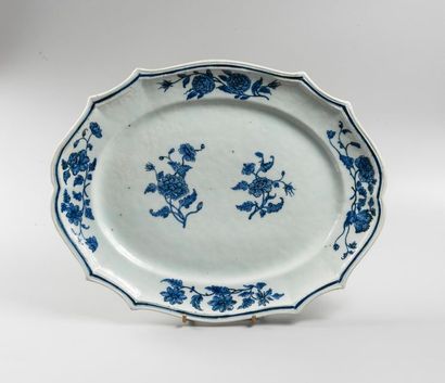 null CHINE. Plat oblong en porcelaine à décor en camaïeu bleu de fleurs. 
XVIIIe...