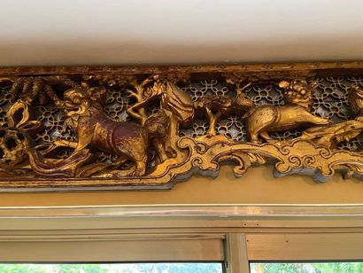 null Bas relief en bois sculpté et doré, décor d'animaux (chiens de Fo?) dans un...