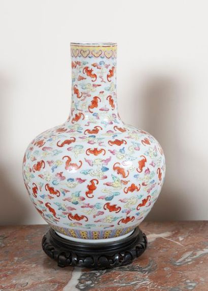 null Vase bouteille en porcelaine à décor polychrome de chauves souris. Chine. 
Monté...