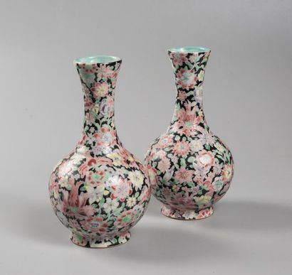 null CHINE
Paire de vases en céramique à décor émaillé polychrome de fleurs. 
H....