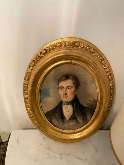 null Ecole française du XIXe siècle
Portrait d'homme
Aquarelle ovale 
18 x 15 cm.
Dans...