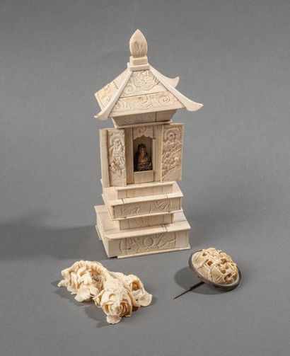 null Ensemble d'objets en ivoire :
Pagode
Bouton sculpté monté en broche
Fleurs et...