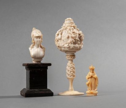 null Lot de trois objets en ivoire sculpté : 
Scène de chasse finement gravée montée...