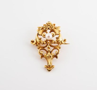 null * Broche feuillagée en or 750 °/°° ornée d'une perle bouton. 
Circa 1900. 
Poids...