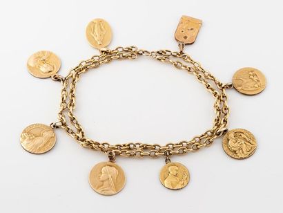 null Bracelet en or 750°/°° rehaussé de 8 médailles religieuses en plaqué or.
Poids...