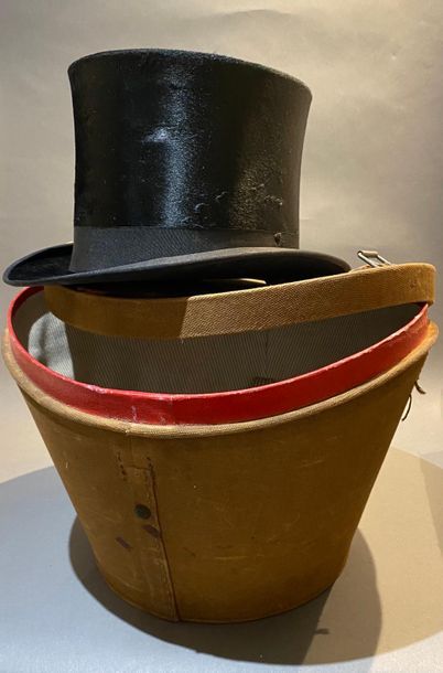 null Haut de forme en velours noir, manufacture de chapeaux A. BERTEIL
Dans sa boîte...