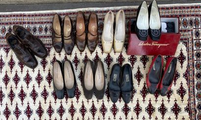 null DURER. CHARLES JOURDAN. SALVATORE FERRAGAMO. Lot de huit paires de chaussures....