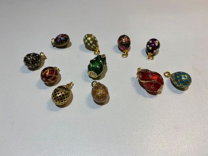 null Lot de onze pendentifs œufs émaillés rehaussés de strass.