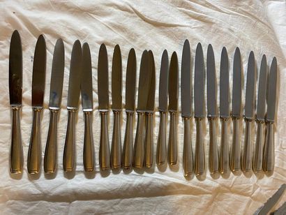null ERCUIS
Huit grands couteaux et douze couteaux à fromage en métal argenté.