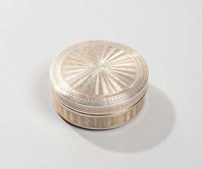null Boîte ronde en argent et vermeil 950 °/°° à décor rayonnant guilloché rehaussé...