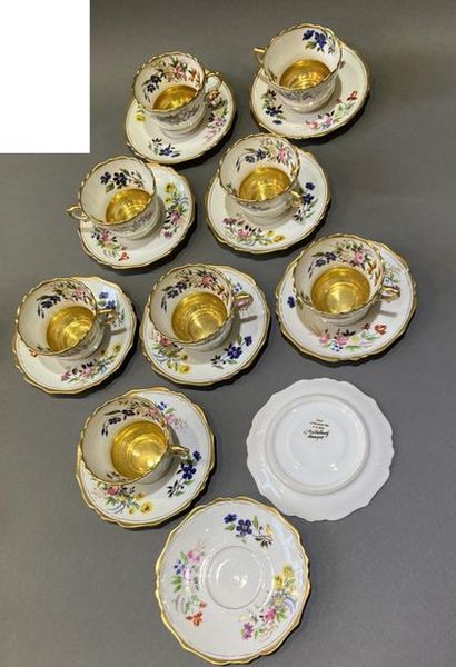 null Huit tasses et dix sous-tasses en porcelaine de Limoges à décor de fleurs et...