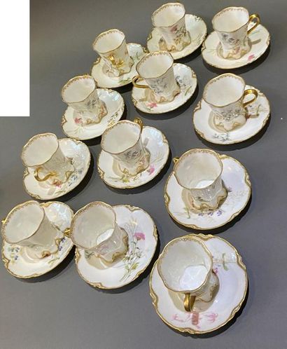 null Huit tasses et dix sous-tasses en porcelaine de Limoges à décor de fleurs et...