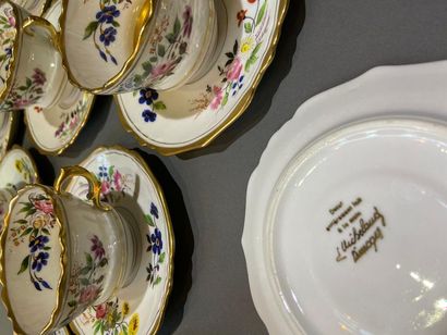 null Huit tasses et dix sous-tasses en porcelaine de Limoges à décor de fleurs et...