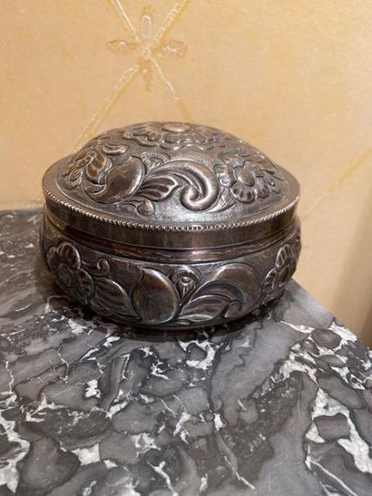 null Boîte ronde en métal argenté à décor repoussé de feuillages
Diam 15 cm.