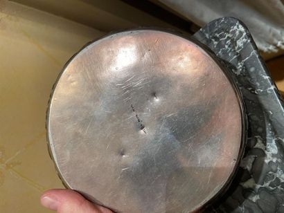 null Boîte ronde en métal argenté à décor repoussé de feuillages
Diam 15 cm.