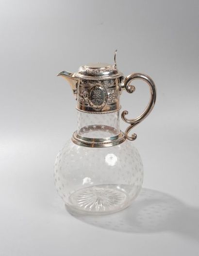 null Aiguière en verre taillé et monture en argent anglais 925 °/°° du XIXe à décor...