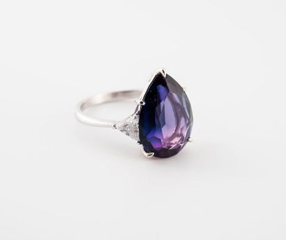 null Bague en or gris 750 °/°° ornée d'une pierre fantaisie facettée mauve épaulée...