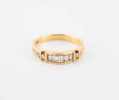 null Bague jonc en or 750°/°° centrée de diamants baguettes épaulés de diamants brillantés.
Poids...