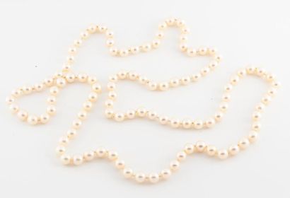 null Sautoir de perles de culture de 6,5 à 6,8 mm. de diamètre environ.