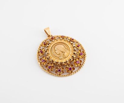 null Pendentif en or 750 °/°° orné d'une médaille de Sainte Thérèse dans un entourage...