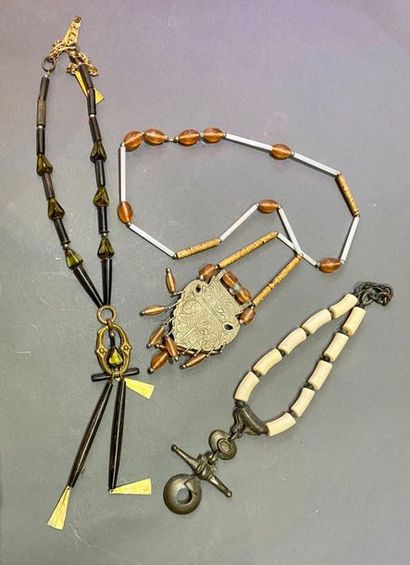 null Lot de trois colliers pendentifs ethniques en os, perles et pierres imitati...