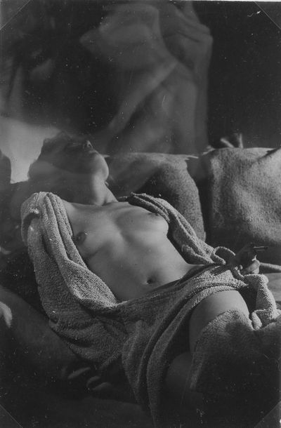 null Emmanuel SOUGEZ (Bordeaux 1889-1972) Photographe.
Nu à la cigarette.
Épreuve...