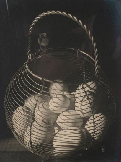 null Josef SUDEK (1896-1976) Photographe tchèque.
Composition aux œufs.
Vers 1950....
