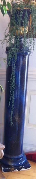null Vase bleu de forme balustre (H. 36 cm.) posé sur une colonne (H. 124 cm.) colonne...