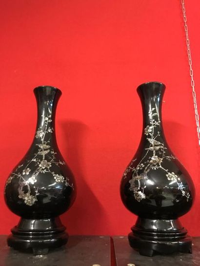 null Paire de vases laqués noir à incrustations de nacre.
H. 43 cm.
Accidents et...