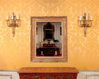 null Miroir en bois et stuc doré à décor sculpté de coquilles 
Style Régence (accidents...