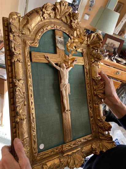 null Deux crucifix dont un dans un cadre en bois et stuc doré
Accidents et manqu...