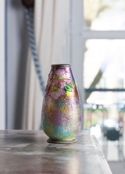 null Camille FAURÉ (1874-1956). 
Petit vase de forme ovoïde en émaux à décor floral,...