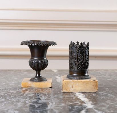 null Petit vase Médicis en bronze. H. 8 cm. Petite colonne en bronze patiné. H. ...