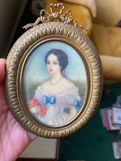 null Ecole française fin du XIXe siècle
Portrait d'une élégante au collier de perle...