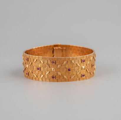 null Bracelet ruban articulé en or texturé 750 °/°° ponctué de rubis.
Circa 1950
Poids...