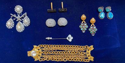 null Ensemble de bijoux Couture et fantaisie en métal réhaussé de strass, dont bracelet,...